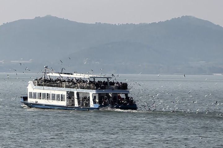 kaiyun入口：湖水更清产业更绿城市更美——从无锡感知十八载太湖治理之变