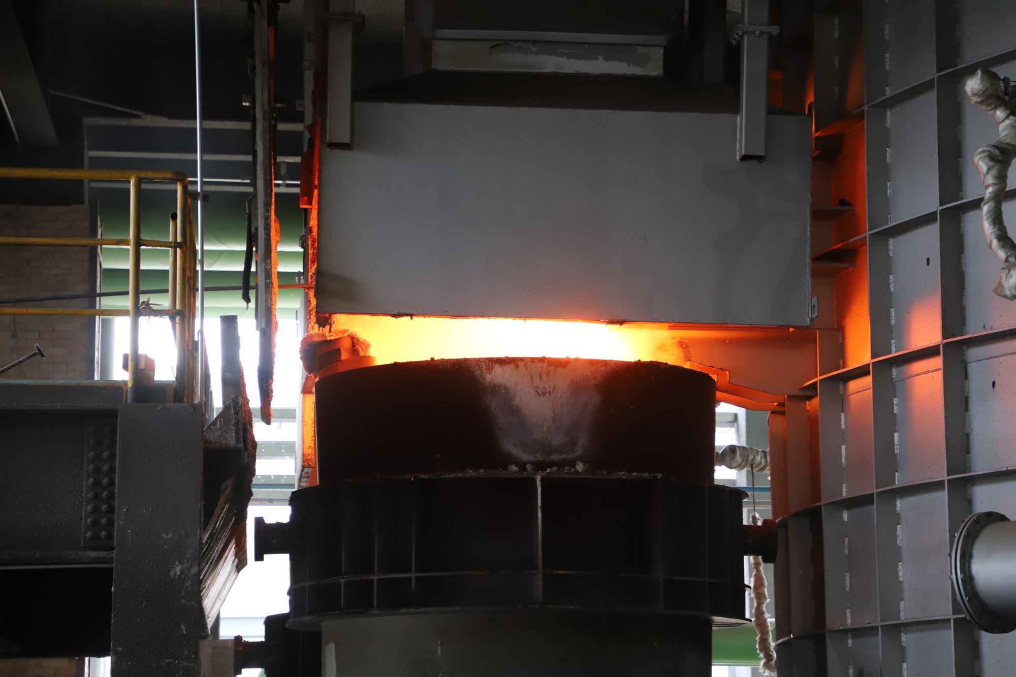 70%绿电+机器人冶炼：炉合金铁水重新定义“高载能”(图1)